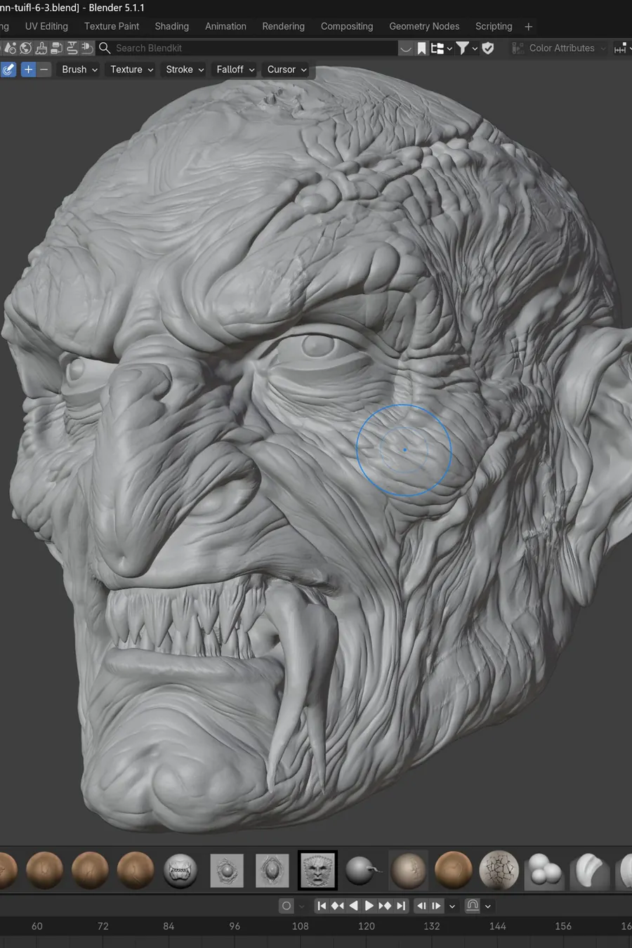 Detailreiche digitale Sculpting-Arbeit an einer Maske in Blender