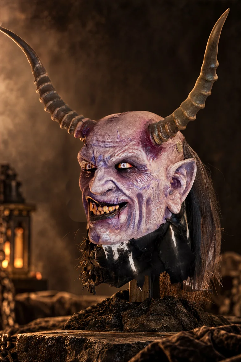 Slamork – maskenartiger Charakter mit violettem Gesicht, grinsendem Mund und hohen Hörnern
